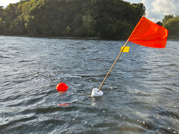 Første bøje monteret