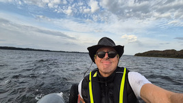 Mand med mudder i hovedet i gummibåd